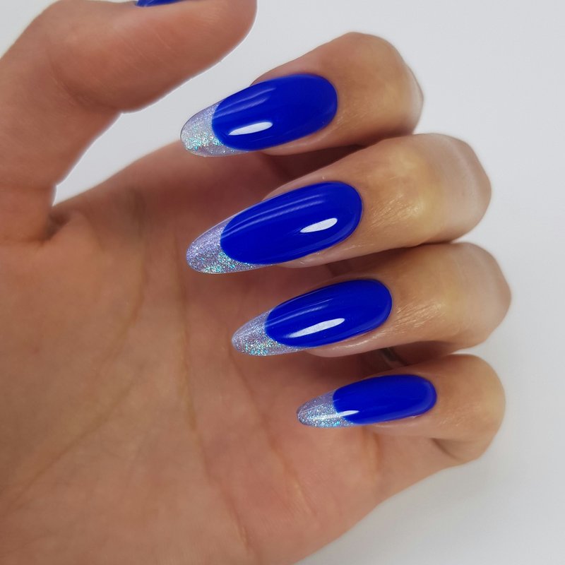Blaue Nägel mit Glitzer-French
