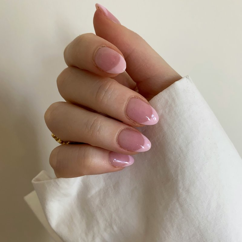Weiße Nägel mit Herz- und Erdbeer-Design