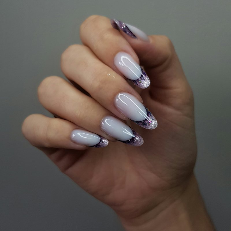 Milchig-lila Nägel mit Glitzer-Tips